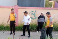 Polsek Tigaraksa dan Forkopimcam Gelar Jumat Asri Bersihkan Lingkungan