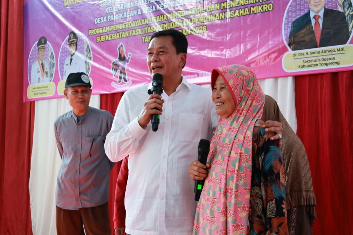 Bupati Tangerang Moch. Maesyal Rasyid menyerahkan secara simbolis bantuan gerobak UMKM dan kompor gas kepada warga Kecamatan Pakuhaji, Teluknaga, dan Kosambi di Aula Kantor Kecamatan Teluknaga. (Dok:Istimewa)