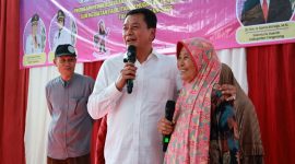 Bupati Tangerang Moch. Maesyal Rasyid menyerahkan secara simbolis bantuan gerobak UMKM dan kompor gas kepada warga Kecamatan Pakuhaji, Teluknaga, dan Kosambi di Aula Kantor Kecamatan Teluknaga. (Dok:Istimewa)