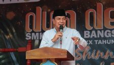 Bupati Tangerang Moch. Maesyal Rasyid memberikan motivasi kepada lulusan SMKS Gema Bangsa agar terus belajar, bekerja keras, dan mampu menciptakan peluang usaha mandiri. (Dok: Istimewa)