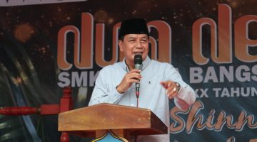Bupati Tangerang Moch. Maesyal Rasyid memberikan motivasi kepada lulusan SMKS Gema Bangsa agar terus belajar, bekerja keras, dan mampu menciptakan peluang usaha mandiri. (Dok: Istimewa)