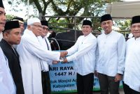 Bupati Tangerang Moch. Maesyal Rasyid menyerahkan secara simbolis sapi kurban bantuan Presiden RI Prabowo Subianto di Masjid Agung Al-Amjad, Tigaraksa. (Foto:Istimewa)