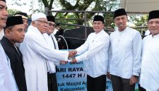 Bupati Tangerang Moch. Maesyal Rasyid menyerahkan secara simbolis sapi kurban bantuan Presiden RI Prabowo Subianto di Masjid Agung Al-Amjad, Tigaraksa. (Foto:Istimewa)