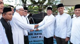 Bupati Tangerang Moch. Maesyal Rasyid menyerahkan secara simbolis sapi kurban bantuan Presiden RI Prabowo Subianto di Masjid Agung Al-Amjad, Tigaraksa. (Foto:Istimewa)