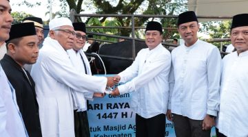 Bupati Tangerang Moch. Maesyal Rasyid menyerahkan secara simbolis sapi kurban bantuan Presiden RI Prabowo Subianto di Masjid Agung Al-Amjad, Tigaraksa. (Foto:Istimewa)