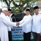 Bupati Tangerang Moch. Maesyal Rasyid menyerahkan secara simbolis sapi kurban bantuan Presiden RI Prabowo Subianto di Masjid Agung Al-Amjad, Tigaraksa. (Foto:Istimewa)