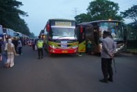 Ribuan buruh dari KSPSI MJH dan KSPSI AGN saat diberangkatkan menuju Monas, Jakarta, dalam rangka peringatan May Day 2026 dengan pengawalan aparat Polresta Tangerang, Jumat (1/5) dini hari.