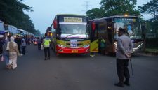 Ribuan buruh dari KSPSI MJH dan KSPSI AGN saat diberangkatkan menuju Monas, Jakarta, dalam rangka peringatan May Day 2026 dengan pengawalan aparat Polresta Tangerang, Jumat (1/5) dini hari.