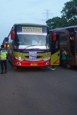 Ribuan Buruh Tangerang Berangkat ke Monas Rayakan May Day 2026, Dikawal Ketat Polisi