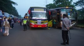 Ribuan buruh dari KSPSI MJH dan KSPSI AGN saat diberangkatkan menuju Monas, Jakarta, dalam rangka peringatan May Day 2026 dengan pengawalan aparat Polresta Tangerang, Jumat (1/5) dini hari.