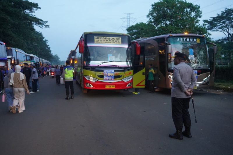 Ribuan buruh dari KSPSI MJH dan KSPSI AGN saat diberangkatkan menuju Monas, Jakarta, dalam rangka peringatan May Day 2026 dengan pengawalan aparat Polresta Tangerang, Jumat (1/5) dini hari.