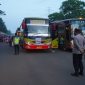Ribuan buruh dari KSPSI MJH dan KSPSI AGN saat diberangkatkan menuju Monas, Jakarta, dalam rangka peringatan May Day 2026 dengan pengawalan aparat Polresta Tangerang, Jumat (1/5) dini hari.