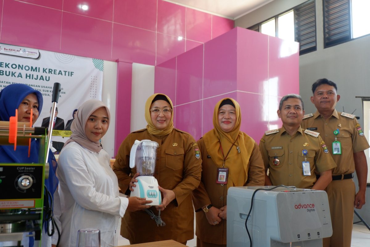 Foto : Wakil Bupati (Wabup) Tangerang, Intan Nurul Hikmah, menyerahkan bantuan secara simbolis kepada para pelaku UMKM