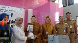 Foto : Wakil Bupati (Wabup) Tangerang, Intan Nurul Hikmah, menyerahkan bantuan secara simbolis kepada para pelaku UMKM