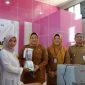 Foto : Wakil Bupati (Wabup) Tangerang, Intan Nurul Hikmah, menyerahkan bantuan secara simbolis kepada para pelaku UMKM