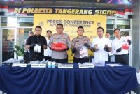 Kapolresta Tangerang Kombes Pol Andi Muhammad Indra Waspada Amirullah menunjukkan barang bukti hasil pengungkapan jaringan narkotika sintetis lintas wilayah.(Foto: Istimewa)