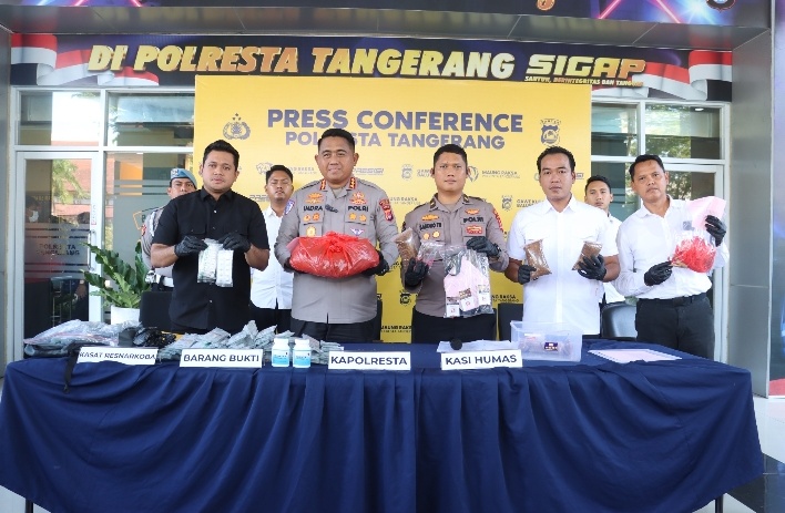 Kapolresta Tangerang Kombes Pol Andi Muhammad Indra Waspada Amirullah menunjukkan barang bukti hasil pengungkapan jaringan narkotika sintetis lintas wilayah.(Foto: Istimewa)