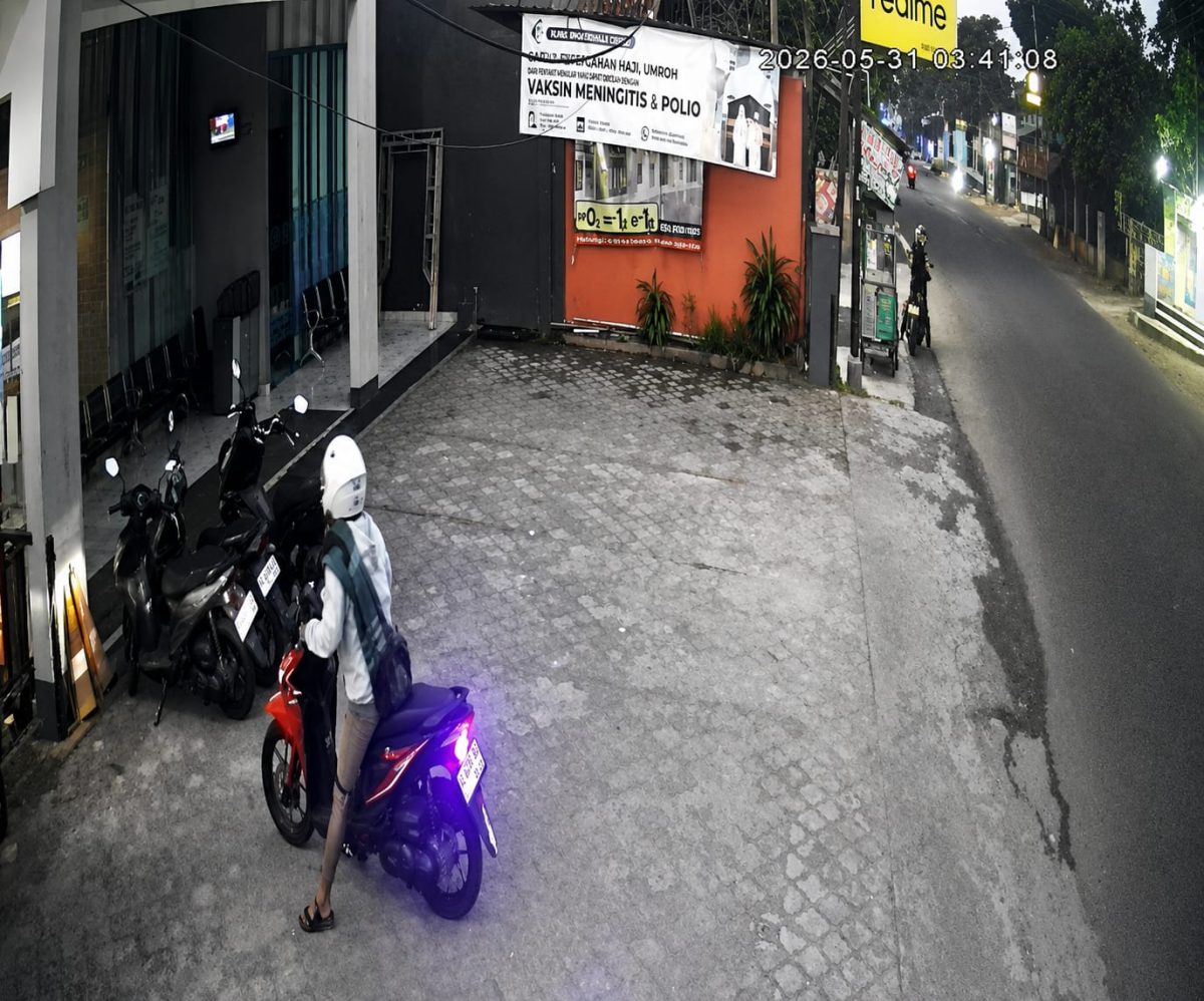 Foto : Aksi maling curanmor terekam kamera CCTV di Klinik Bougenville Ciekek, Kecamatan Majasari, Kabupaten Pandeglang
