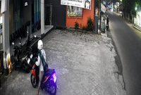 Foto : Aksi maling curanmor terekam kamera CCTV di Klinik Bougenville Ciekek, Kecamatan Majasari, Kabupaten Pandeglang