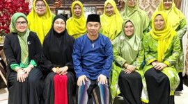 Foto : Ketua Umum Pengurus Besar Mathla'ul Anwar Dr. KH Jazuli Juwaini (depan, tengah) menerima audiensi Muslimat Matla'ul Anwar (MUSMA) yang dipimpin Ketua Umum Neneng Siti Solihah (depan, kedua kanan) di Tangerang Selatan, 29 Mei 2026 (Foto: Dok. PP MUSMA)