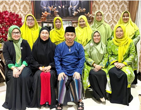 Foto : Ketua Umum Pengurus Besar Mathla'ul Anwar Dr. KH Jazuli Juwaini (depan, tengah) menerima audiensi Muslimat Matla'ul Anwar (MUSMA) yang dipimpin Ketua Umum Neneng Siti Solihah (depan, kedua kanan) di Tangerang Selatan, 29 Mei 2026 (Foto: Dok. PP MUSMA)