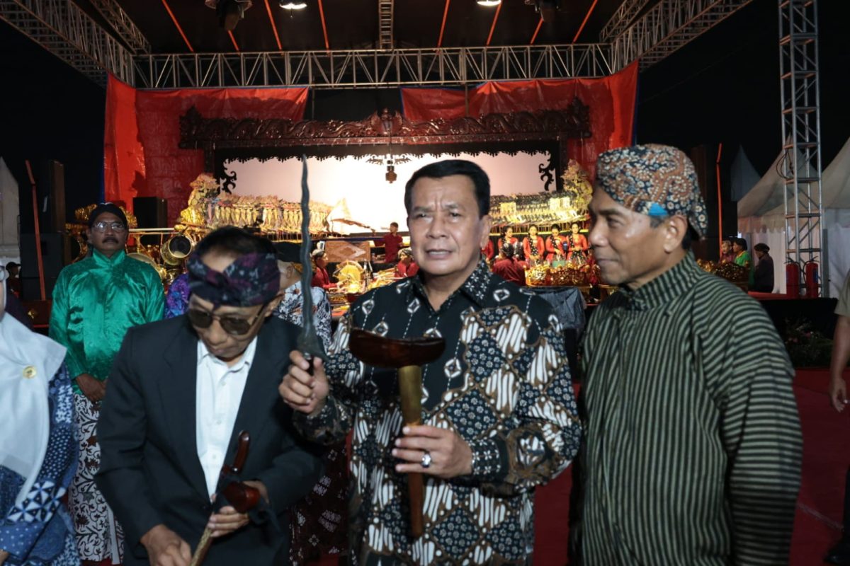 Foto : Bupati saat menghadiri acara Grebeg Suro, Kirab Budaya, dan Pagelaran Wayang Kulit dalam rangka memperingati 1 Muharram 1448 Hijriah. 