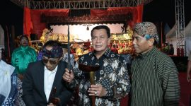 Foto : Bupati saat menghadiri acara Grebeg Suro, Kirab Budaya, dan Pagelaran Wayang Kulit dalam rangka memperingati 1 Muharram 1448 Hijriah. 