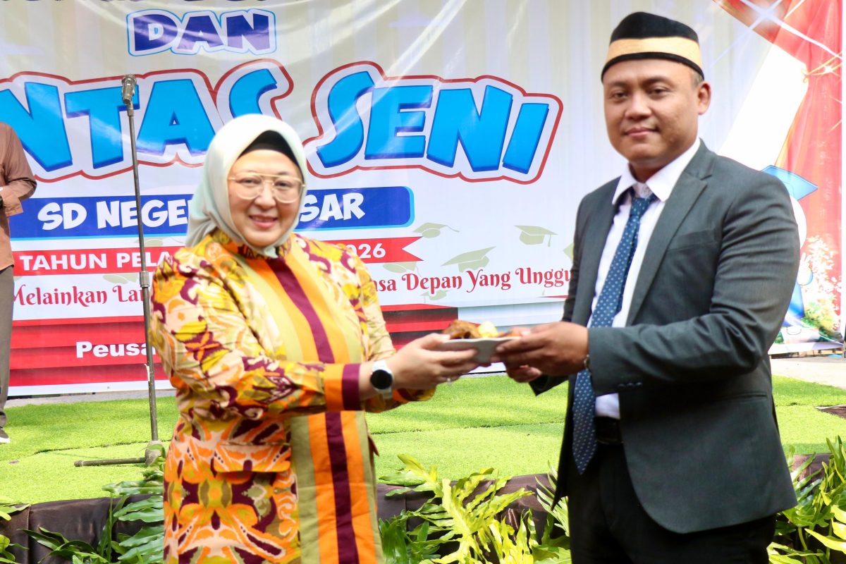 Foto : Wakil Bupati (Wabup) Tangerang, Intan Nurul Hikmah, mengapresiasi kreativitas dan bakat para siswa dalam acara Tasyakuran Purnawiyata dan Pentas Seni SD Negeri Peusar, Kecamatan Tigaraksa. 