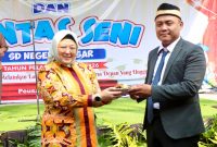 Foto : Wakil Bupati (Wabup) Tangerang, Intan Nurul Hikmah, mengapresiasi kreativitas dan bakat para siswa dalam acara Tasyakuran Purnawiyata dan Pentas Seni SD Negeri Peusar, Kecamatan Tigaraksa. 