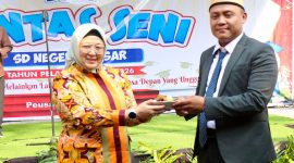 Foto : Wakil Bupati (Wabup) Tangerang, Intan Nurul Hikmah, mengapresiasi kreativitas dan bakat para siswa dalam acara Tasyakuran Purnawiyata dan Pentas Seni SD Negeri Peusar, Kecamatan Tigaraksa. 