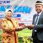 Foto : Wakil Bupati (Wabup) Tangerang, Intan Nurul Hikmah, mengapresiasi kreativitas dan bakat para siswa dalam acara Tasyakuran Purnawiyata dan Pentas Seni SD Negeri Peusar, Kecamatan Tigaraksa. 