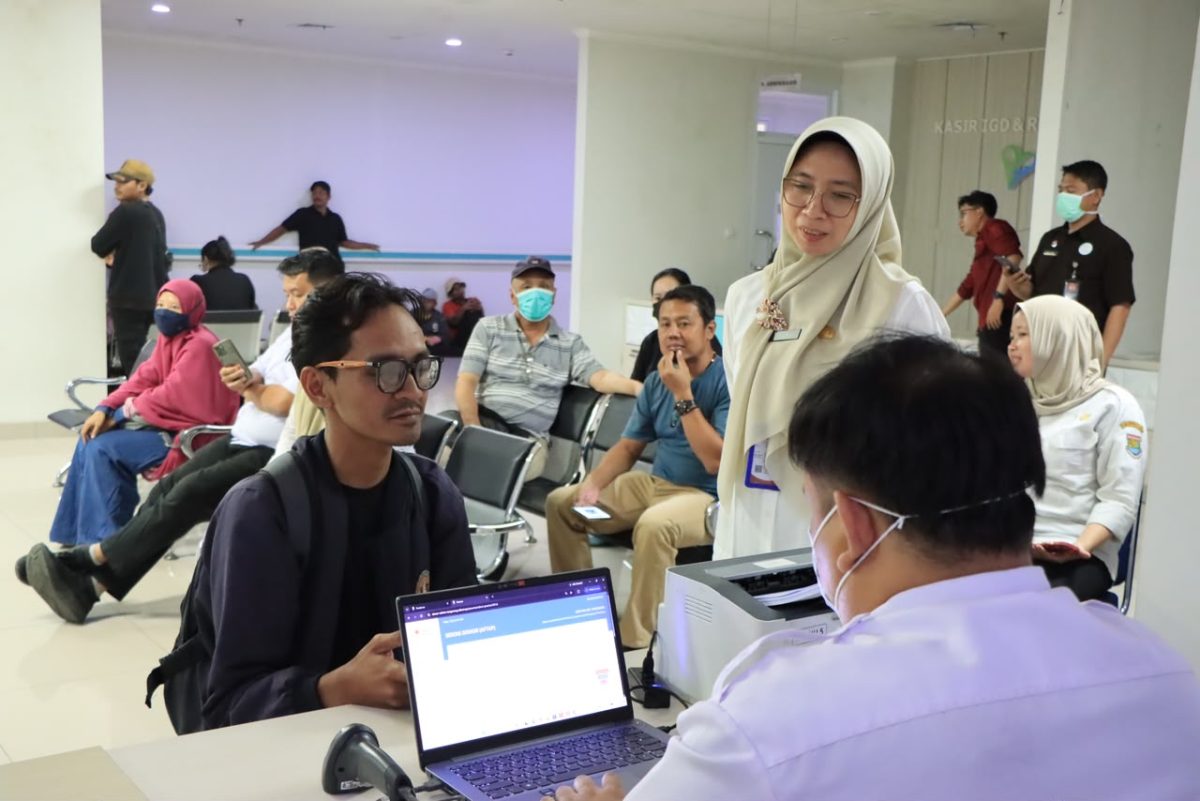 Peserta donor darah mengikuti proses pemeriksaan kesehatan sebelum mendonorkan darah dalam kegiatan donor darah rutin yang digelar RSUD Tigaraksa bekerja sama dengan PMI di Lantai 1 RSUD Tigaraksa.(Foto: Istimewa)