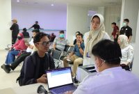 Peserta donor darah mengikuti proses pemeriksaan kesehatan sebelum mendonorkan darah dalam kegiatan donor darah rutin yang digelar RSUD Tigaraksa bekerja sama dengan PMI di Lantai 1 RSUD Tigaraksa.(Foto: Istimewa)