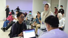 Peserta donor darah mengikuti proses pemeriksaan kesehatan sebelum mendonorkan darah dalam kegiatan donor darah rutin yang digelar RSUD Tigaraksa bekerja sama dengan PMI di Lantai 1 RSUD Tigaraksa.(Foto: Istimewa)