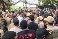 Foto : Aksi protes para pedagang terhadap penertiban eks TPPS Pasar Cisoka. 