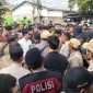 Foto : Aksi protes para pedagang terhadap penertiban eks TPPS Pasar Cisoka. 