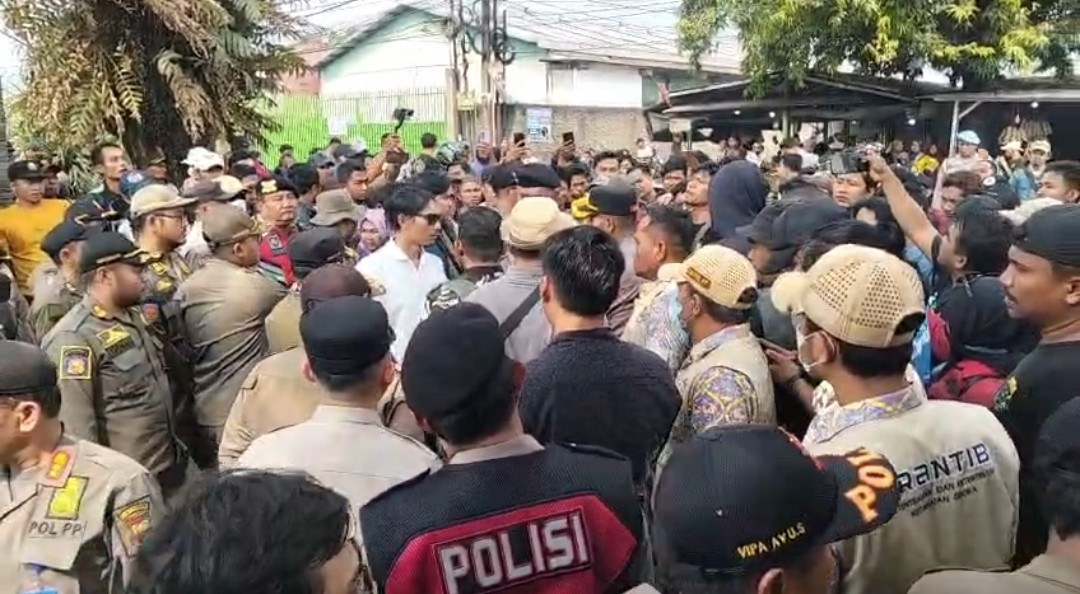 Foto : Aksi protes para pedagang terhadap penertiban eks TPPS Pasar Cisoka. 