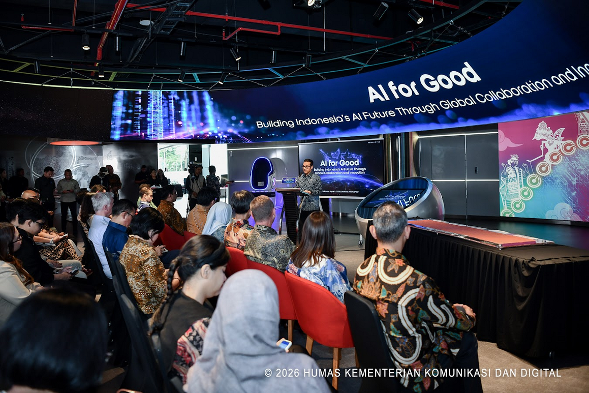 Wakil Menteri Komunikasi dan Digital, Nezar Patria menyampaikan sambutan dalam acara AI Center of Excellence Accelerate AI for Good di Jakarta Pusat. Foto: Istimewa.