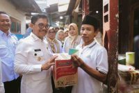 Wali Kota Tangerang Sachrudin turut turun langsung menyerahkan kartu kepesertaan BPJS Ketenagkerjaan kepada masyarakat. Foto: Istimewa