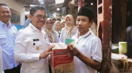Wali Kota Tangerang Sachrudin turut turun langsung menyerahkan kartu kepesertaan BPJS Ketenagkerjaan kepada masyarakat. Foto: Istimewa