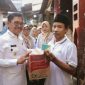 Wali Kota Tangerang Sachrudin turut turun langsung menyerahkan kartu kepesertaan BPJS Ketenagkerjaan kepada masyarakat. Foto: Istimewa