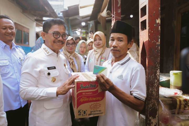 Wali Kota Tangerang Sachrudin turut turun langsung menyerahkan kartu kepesertaan BPJS Ketenagkerjaan kepada masyarakat. Foto: Istimewa