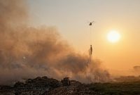 Foto : BNPB Terjunkan Helikopter Water Bombing