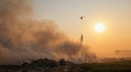 Foto : BNPB Terjunkan Helikopter Water Bombing