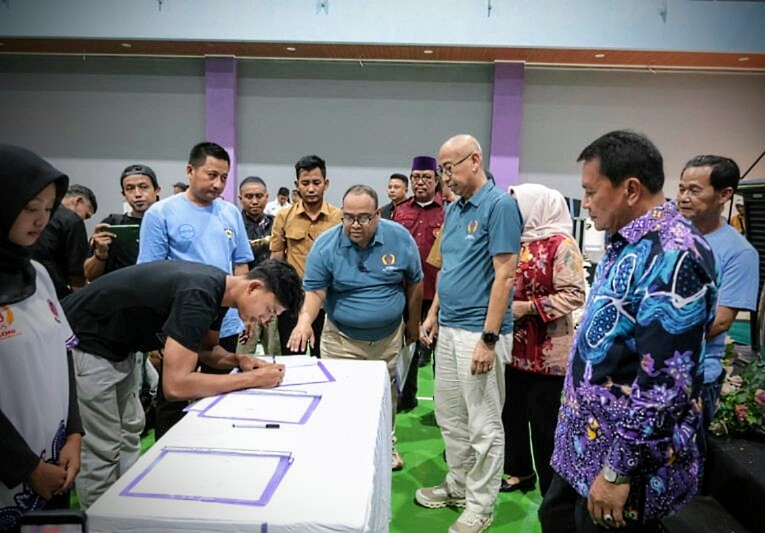 Foto : Bupati Tangerang, Moch. Maesyal Rasyid, menghadiri penandatanganan kesepakatan kerja atlet dan pelatih kontingen Kabupaten Tangerang.