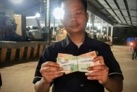 Foto : Lingga Kurniawan saat menerima upah/gaji pada 08 Juli 2026.