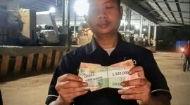 Foto : Lingga Kurniawan saat menerima upah/gaji pada 08 Juli 2026.
