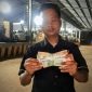 Foto : Lingga Kurniawan saat menerima upah/gaji pada 08 Juli 2026.