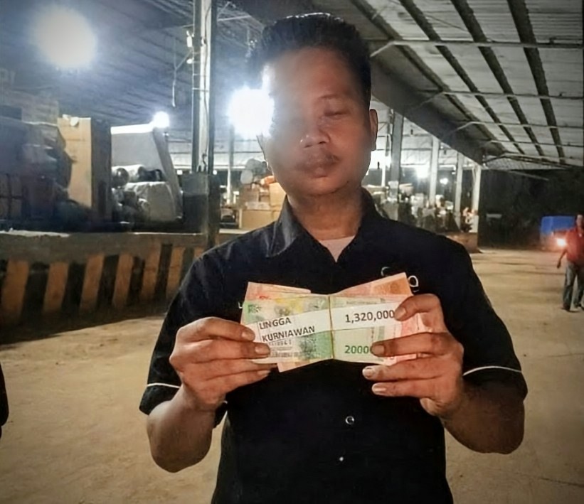 Foto : Lingga Kurniawan saat menerima upah/gaji pada 08 Juli 2026.