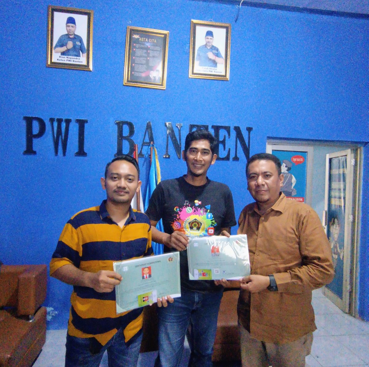 Foto : Ketua PWI Banten Rian Nopandra, serahkan Sertifikat Kompetensi kepada anggota PWI Kabupaten Tangerang